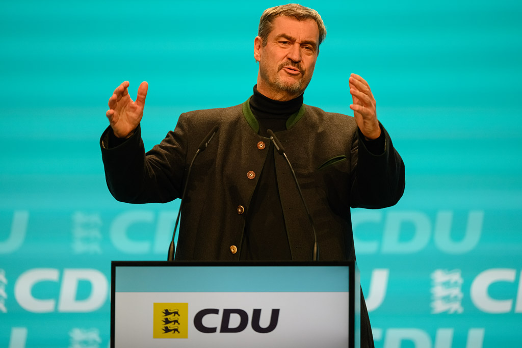 Gastredner Dr. Markus Söder spricht am CDU-Rednerpult auf der Bühne beim CDU-Parteitag BW im Congress Center Heidelberg