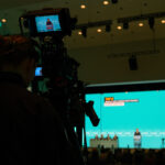 Kamerateam filmt eine Rede auf der Bühne beim CDU-Parteitag BW im Congress Center Heidelberg