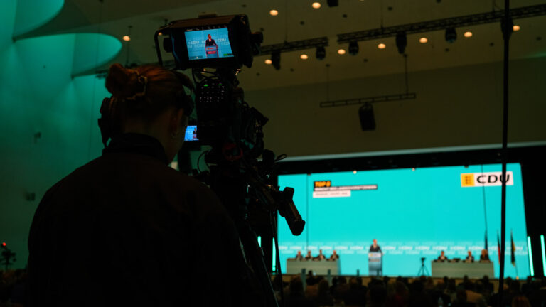 Kamerateam filmt eine Rede auf der Bühne beim CDU-Parteitag BW im Congress Center Heidelberg
