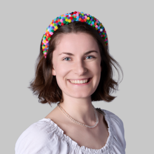 Executive Headshot einer Mitarbeiterin vor neutralem Hintergrund für Unternehmen in Frankfurt und Rhein-Main