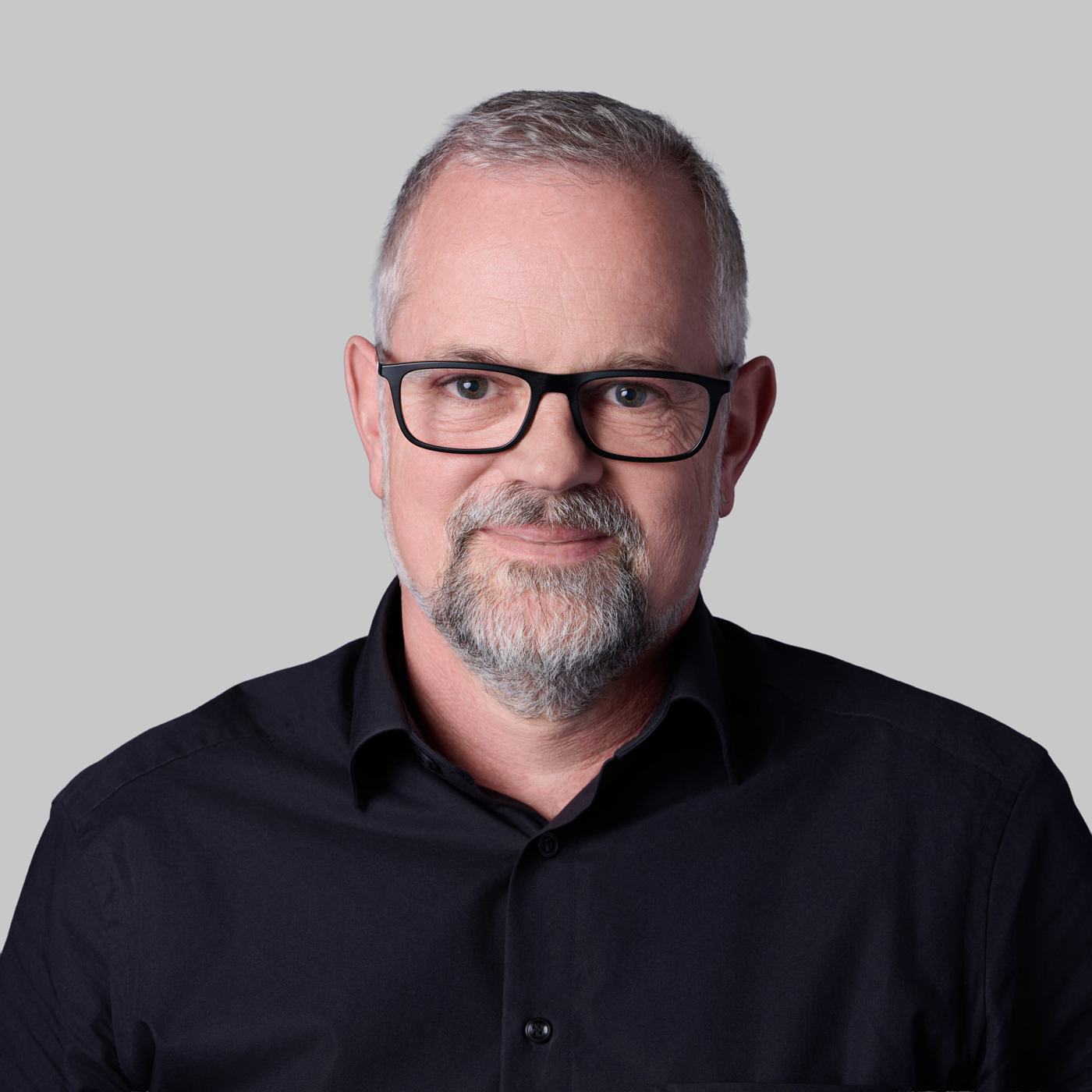 Executive Headshot eines Geschäftsführers vor neutralem Hintergrund