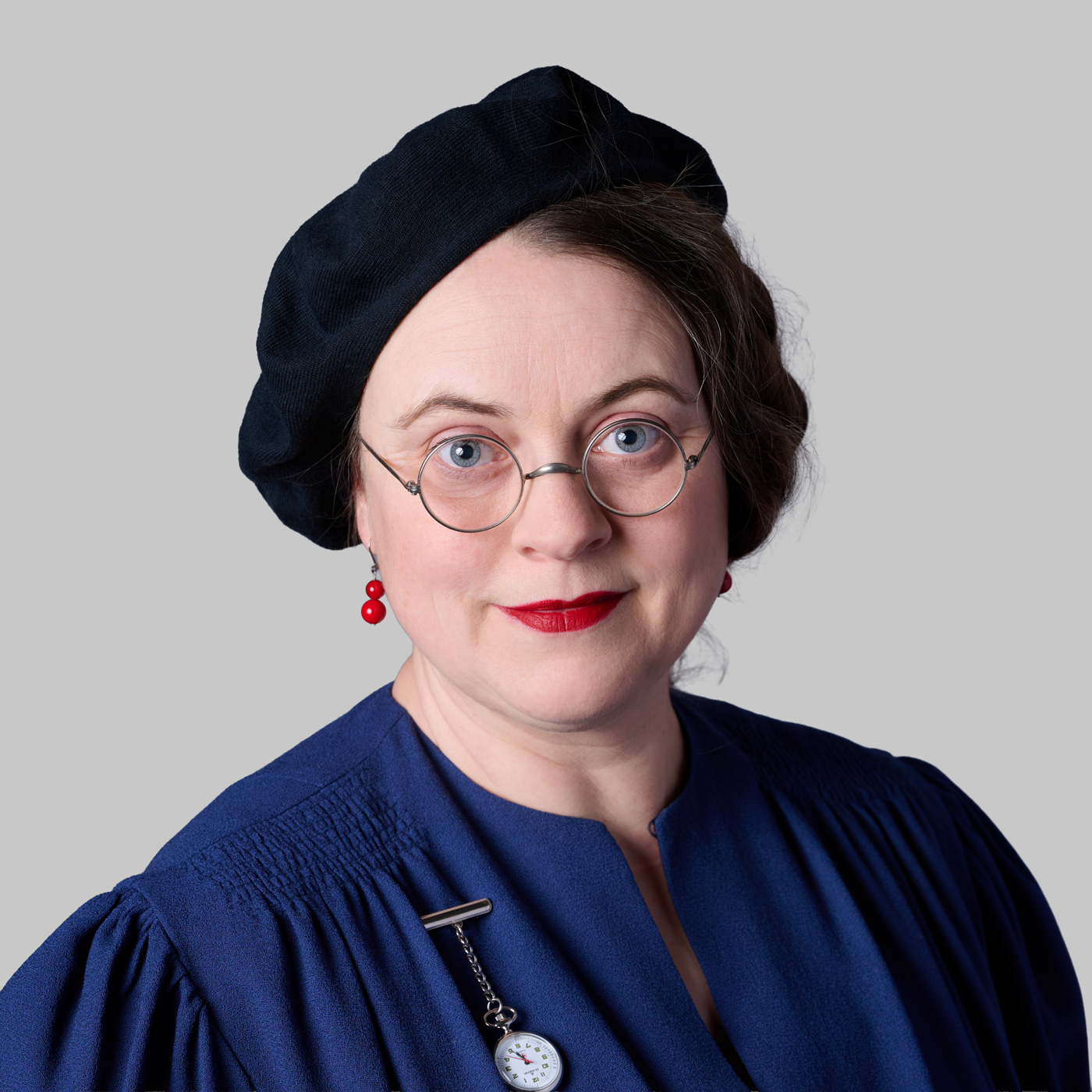 Business Portrait eines Mitarbeiters vor neutralem Hintergrund