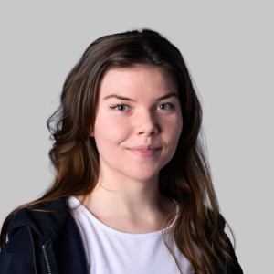 Executive Headshot einer Mitarbeiterin vor neutralem Hintergrund für Unternehmen in Frankfurt und Rhein-Main