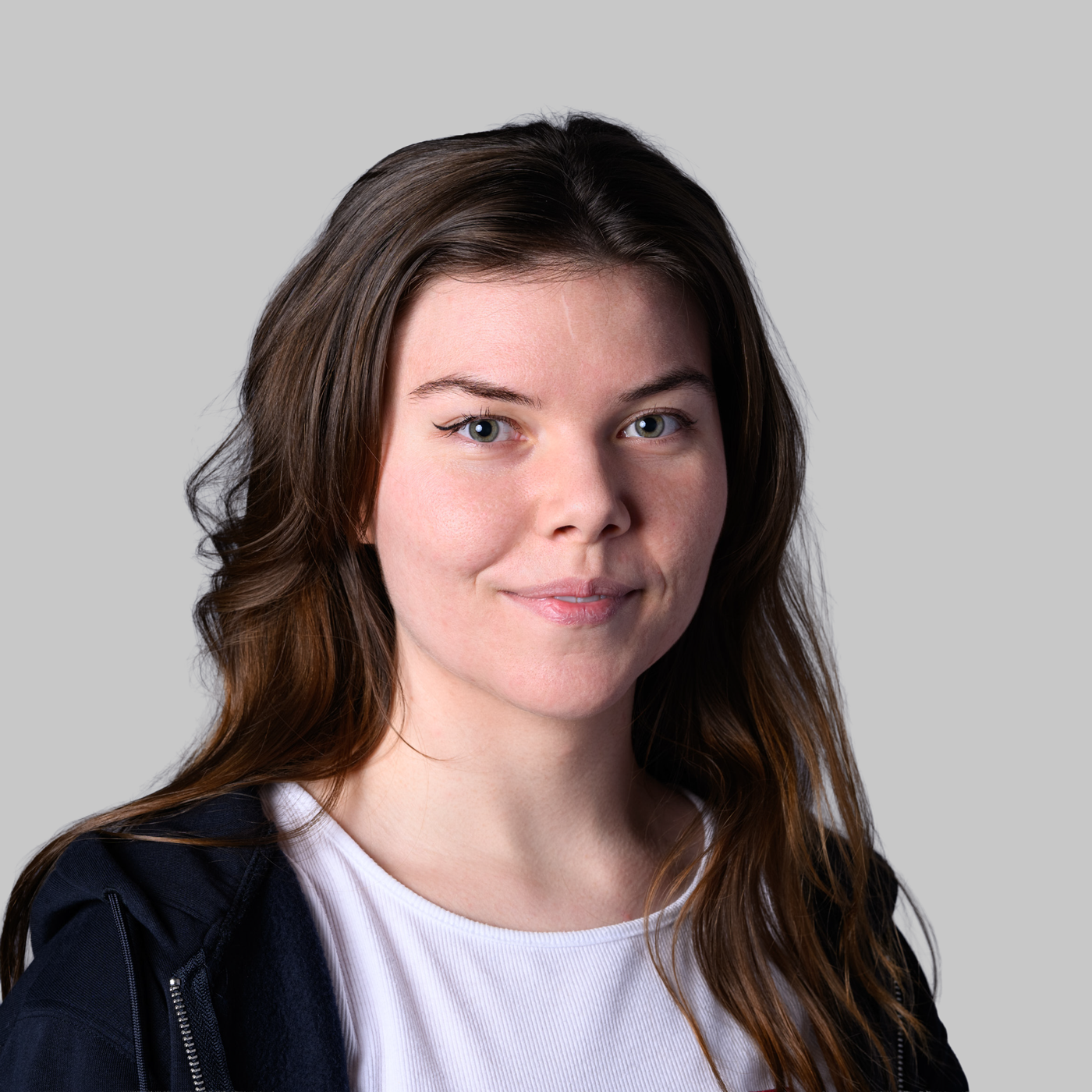 Corporate Portrait einer Führungskraft vor neutralem Hintergrund