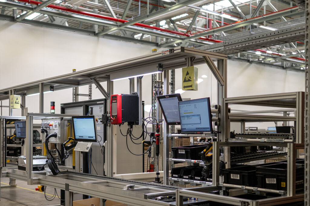 Automatisierte Produktionslinie mit Fördertechnik und Barcode-Scanner in einer modernen Industrieanlage.