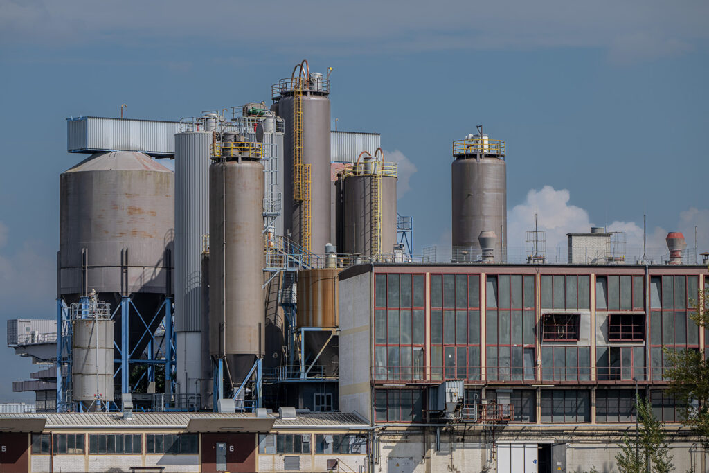 Moderne Industrieanlage mit Silos und Produktionsgebäuden.