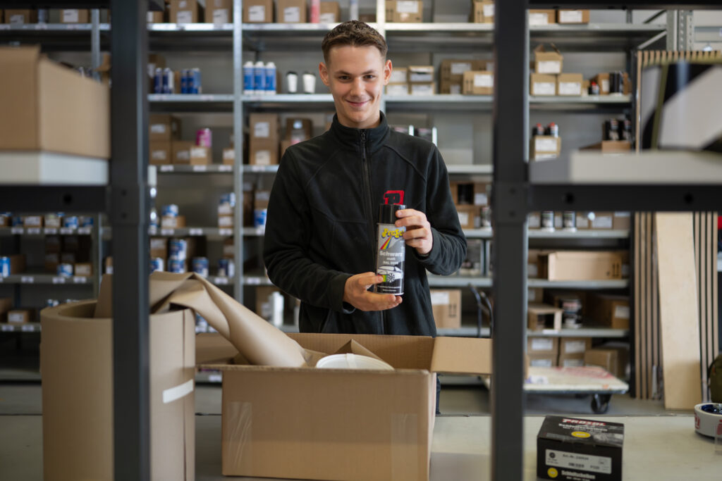 Mitarbeiter verpackt Waren für den Versand