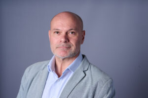 Portraitvariante einer Mitarbeiterfotografie im einheitlichen Corporate Look