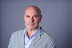 Portraitvariante einer Mitarbeiterfotografie im einheitlichen Corporate Look