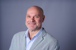Portraitvariante einer Mitarbeiterfotografie im einheitlichen Corporate Look