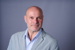 Portraitvariante einer Mitarbeiterfotografie im einheitlichen Corporate Look