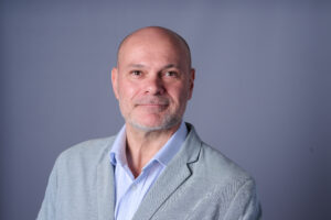 Portraitvariante einer Mitarbeiterfotografie im einheitlichen Corporate Look