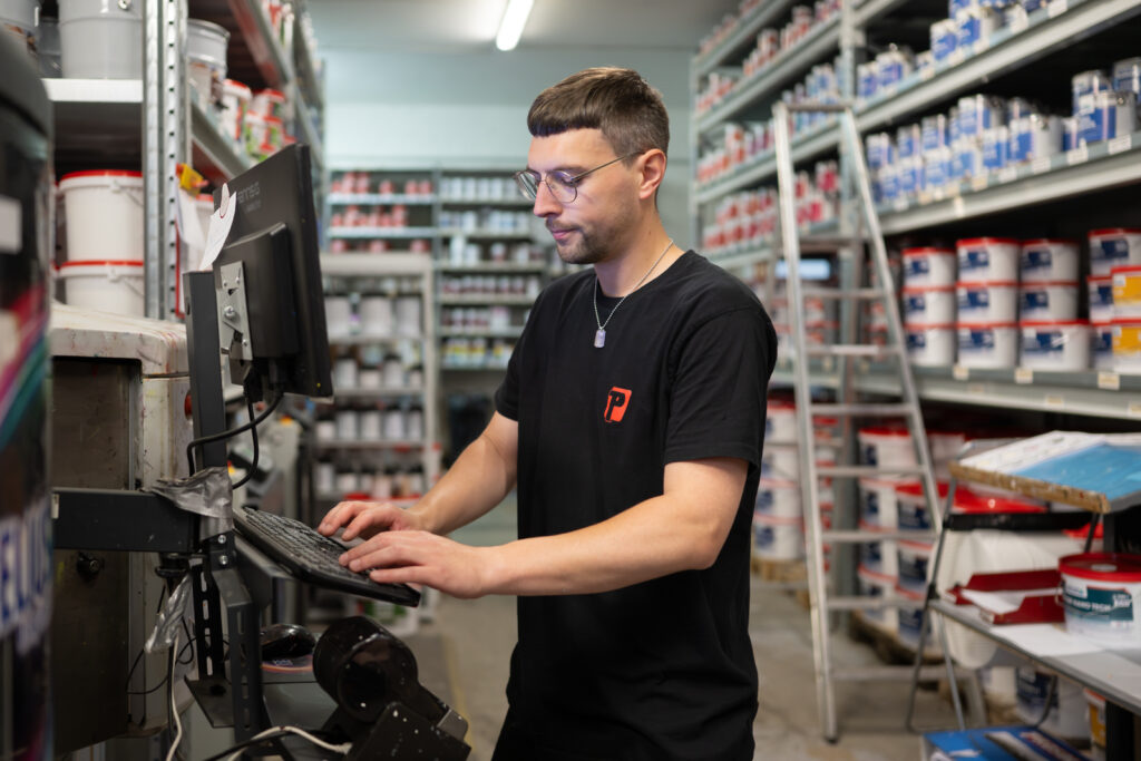 Mitarbeiter arbeitet an einem technischen Arbeitsplatz