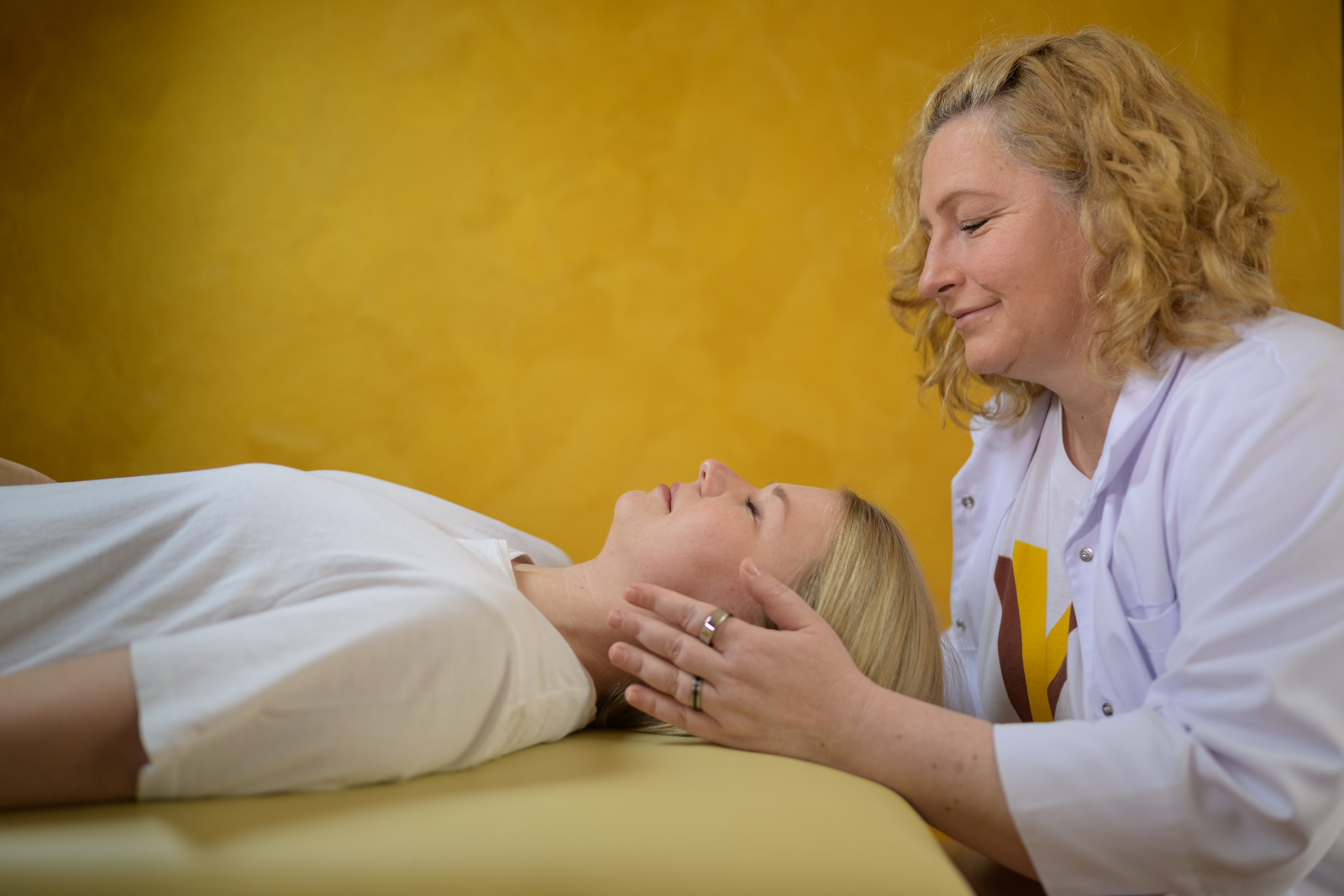Therapeutin behandelt eine Patientin in einer modernen Praxis