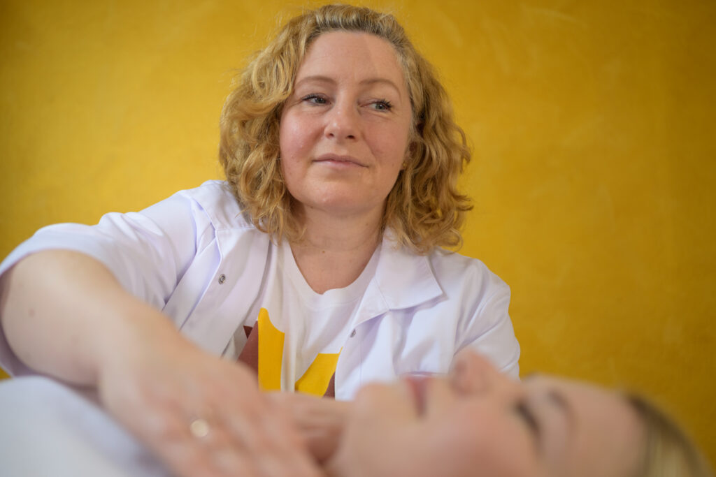 Therapeutin behandelt eine Patientin in einer modernen Praxis