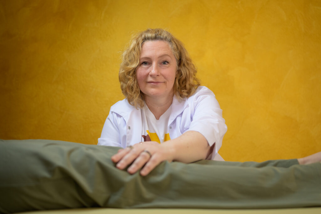 Therapeutin behandelt eine Patientin in einer modernen Praxis