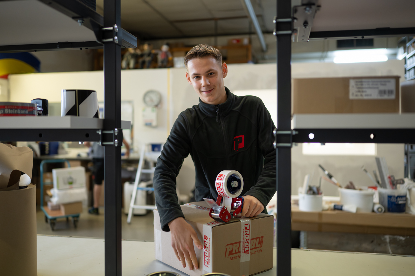 Mitarbeiter bereitet eine Warenlieferung im Verpackungsbereich vor