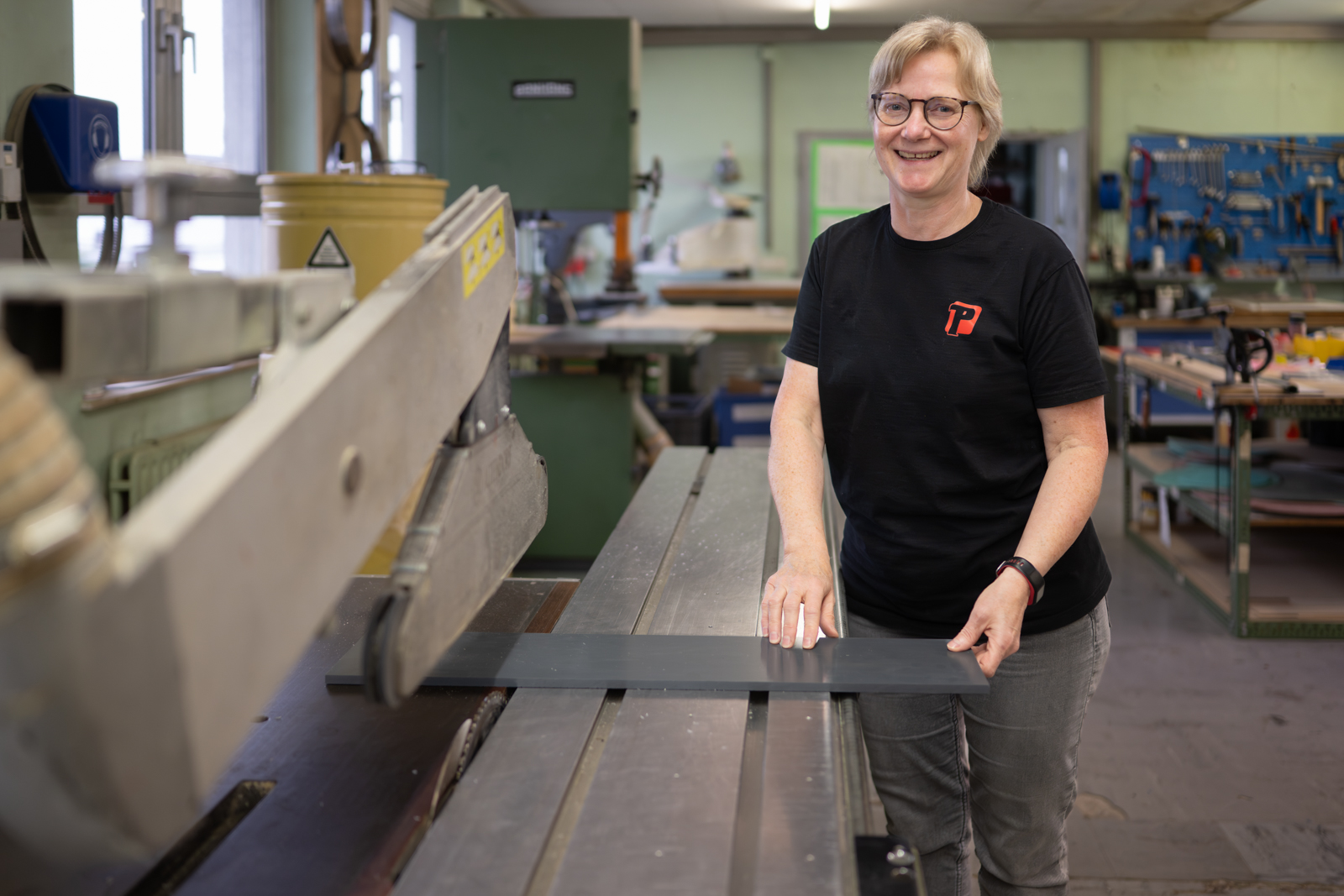 Mitarbeiterin bei der Arbeit an einer technischen Maschine