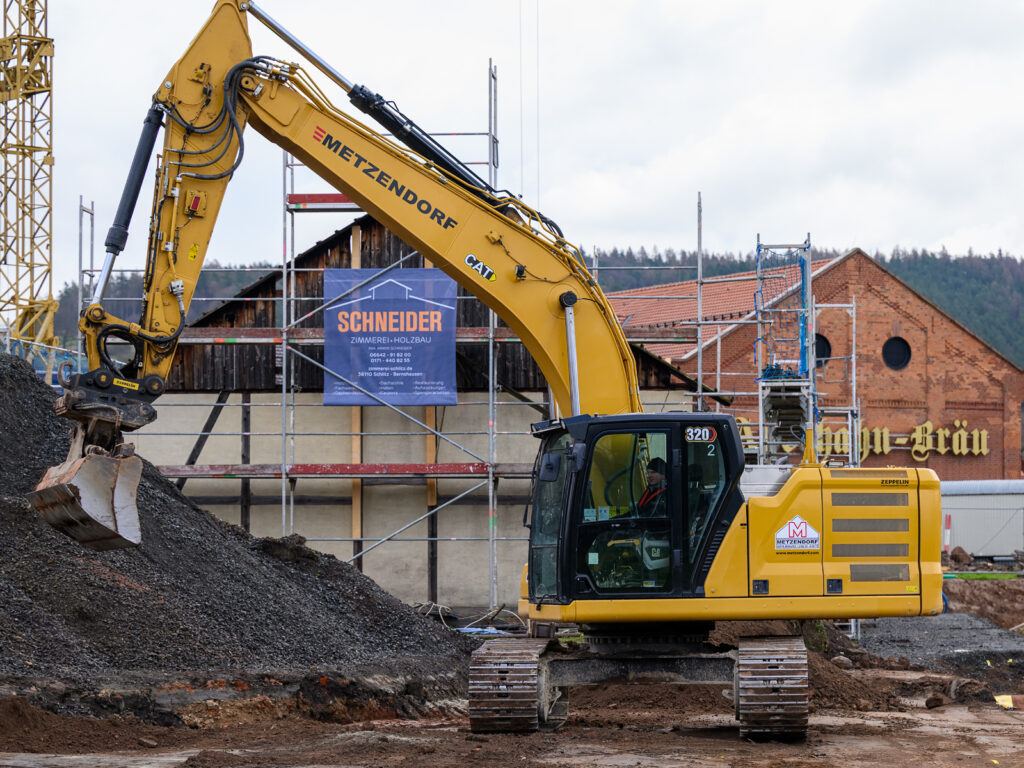 Baustellenfotografie: Bagger bei Erdarbeiten auf der Baustelle