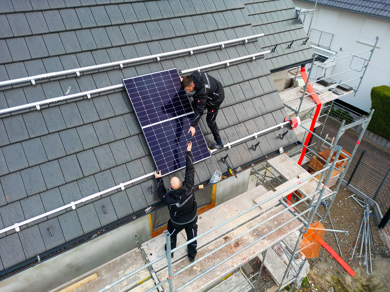 Baustellenfotografie: Photovoltaik-Montage aus der Luft, Drohnenaufnahme