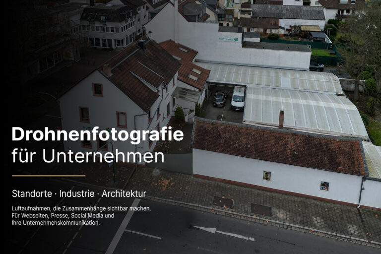 Drohnenfotografie eines Unternehmensstandorts mit Büro- und Produktionsgebäuden