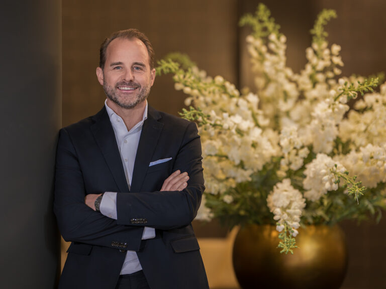 Geschäftsführer in Businesskleidung vor hochwertigem Hoteldesign