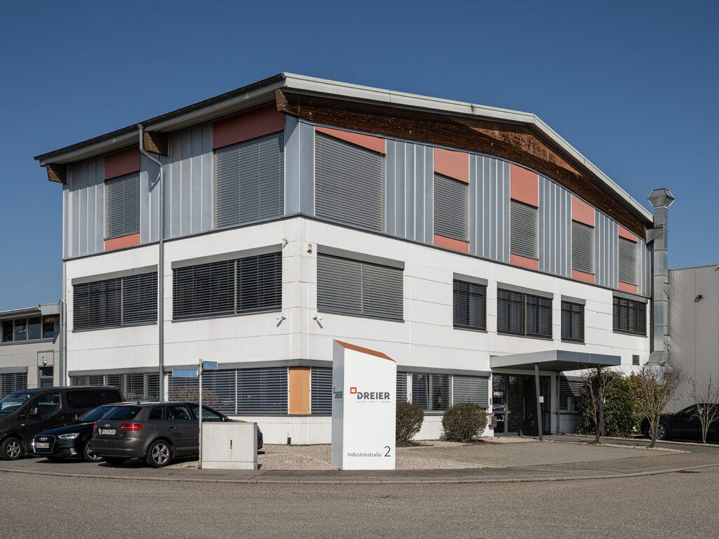 Modernes Buerogebaeude mit Firmenschild und Eingangsbereich - Architekturfotografie fuer Unternehmen