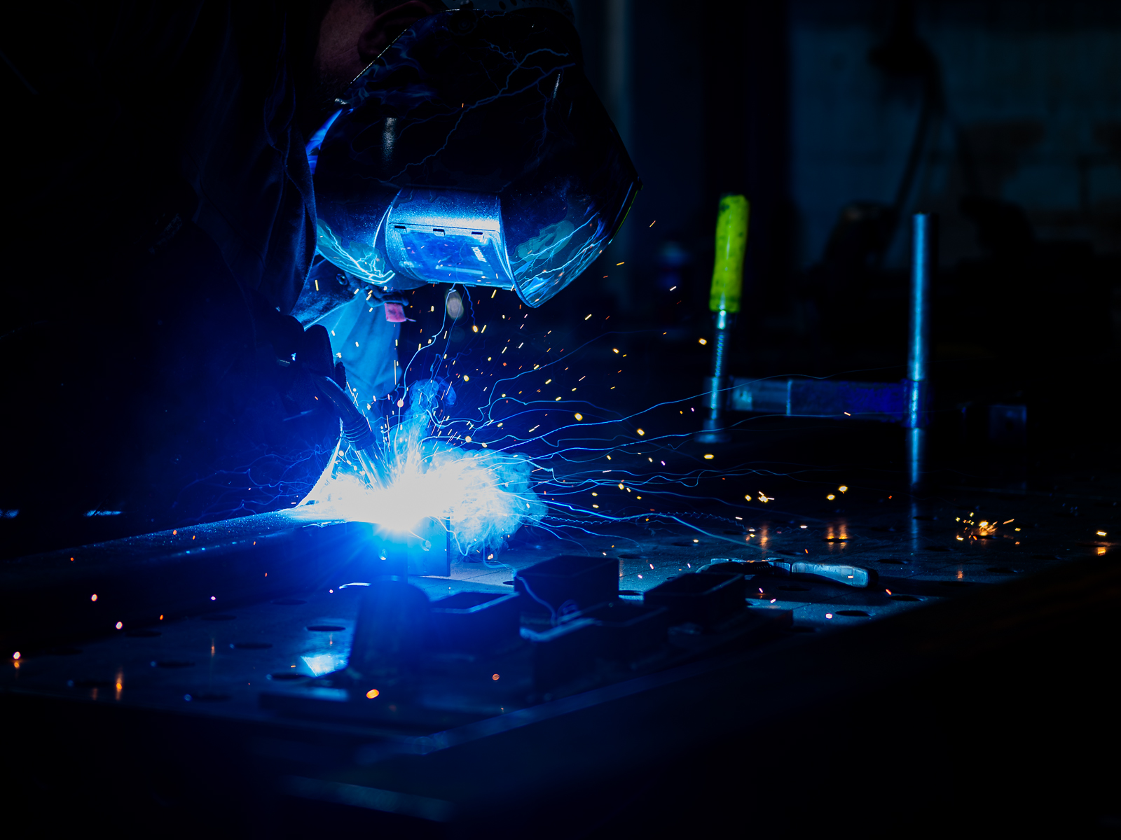 Website-Check für Handwerksbetriebe: Fachkraft beim Schweißen in der Werkstatt, fotografiert von Ulrich Roth