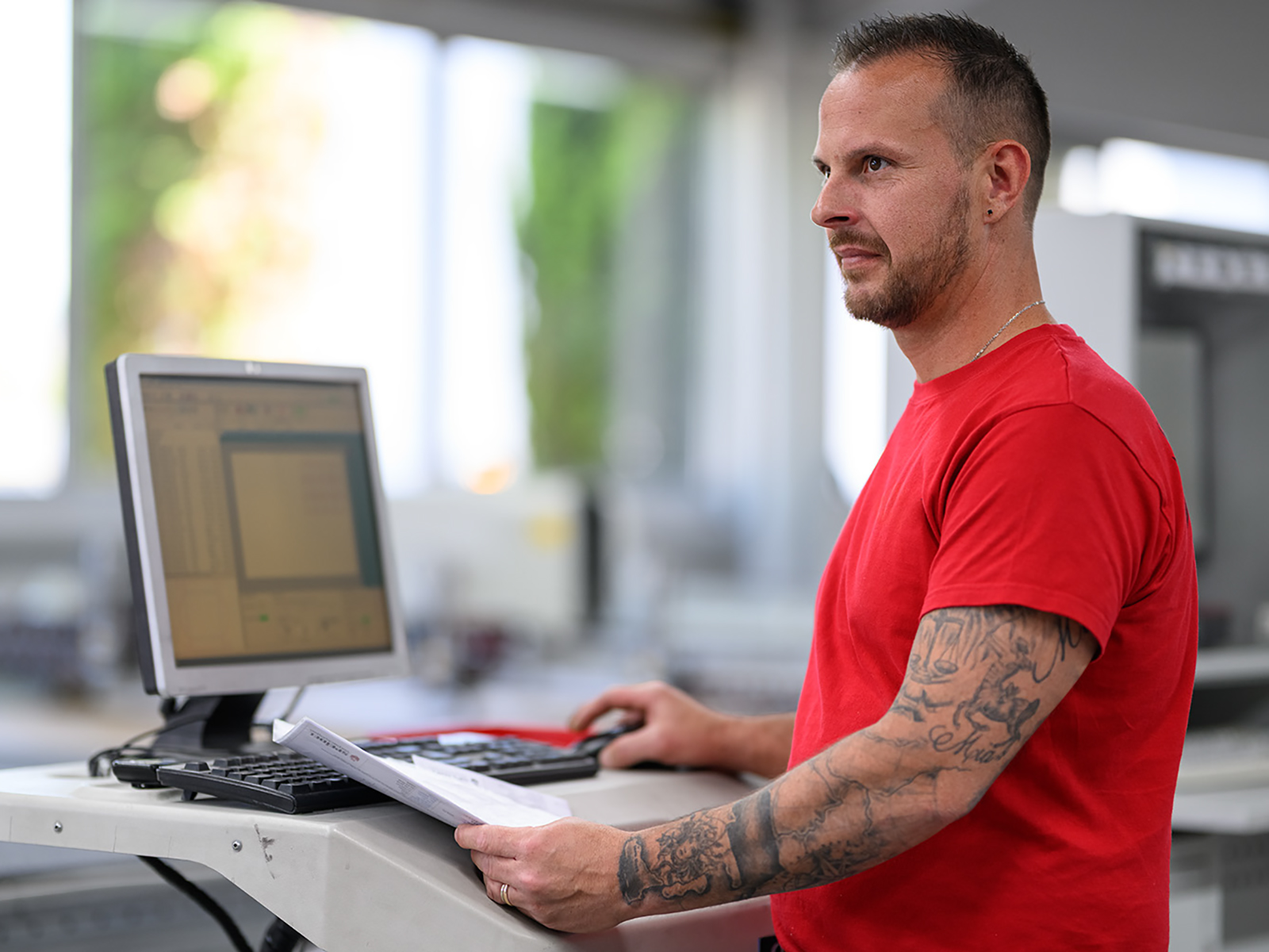 Maschinenbediener überwacht eine CNC-Anlage in der Produktion