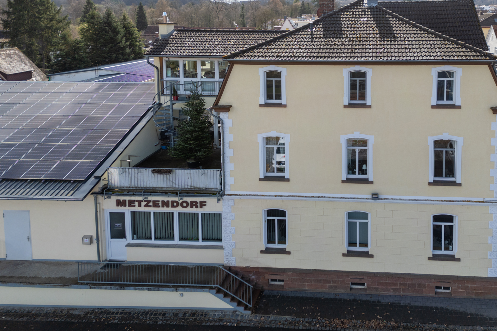 Firmensitz eines Bauunternehmens aus der Vogelperspektive mit Photovoltaikanlage