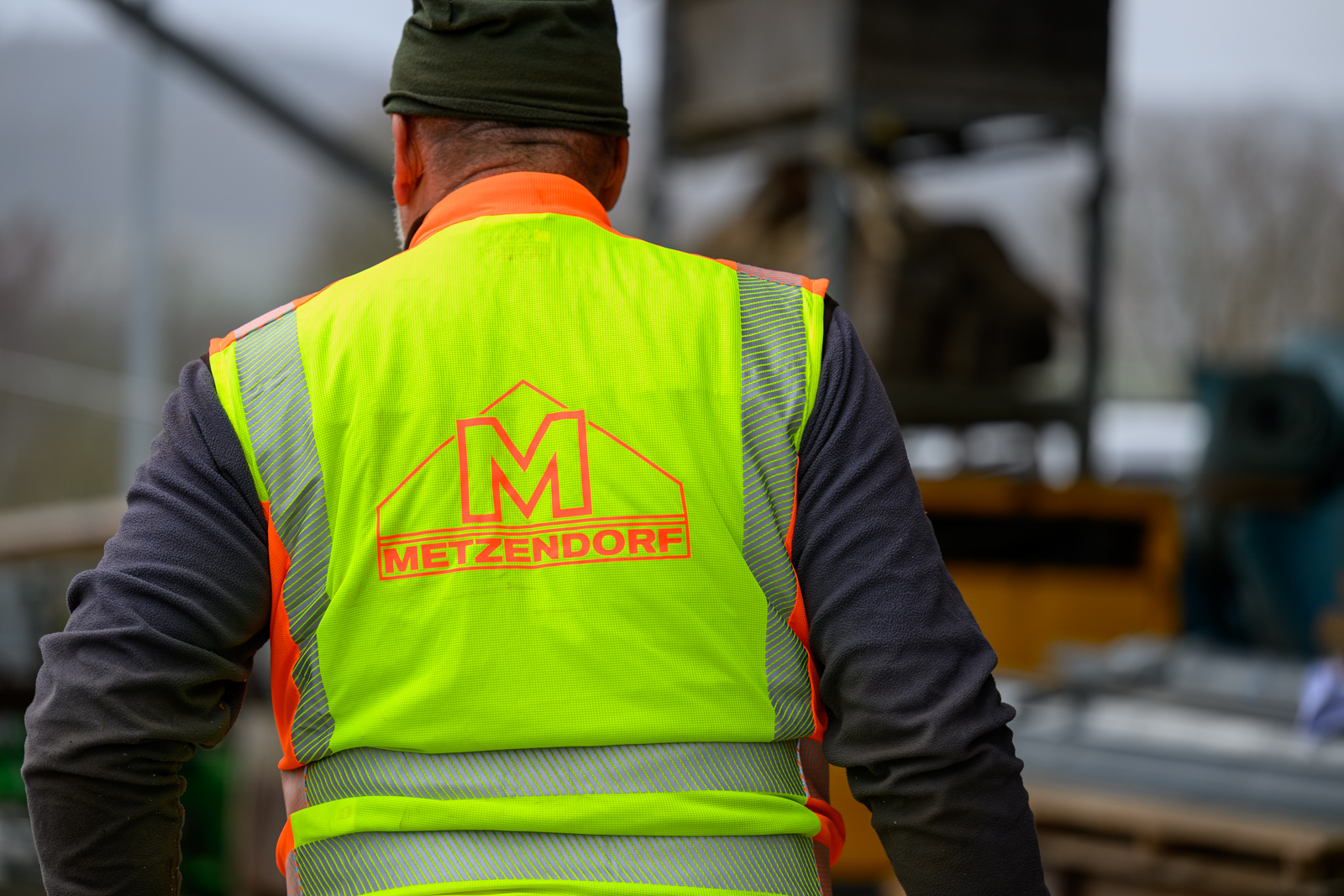 Rückenansicht einer Warnschutzjacke mit Firmenlogo