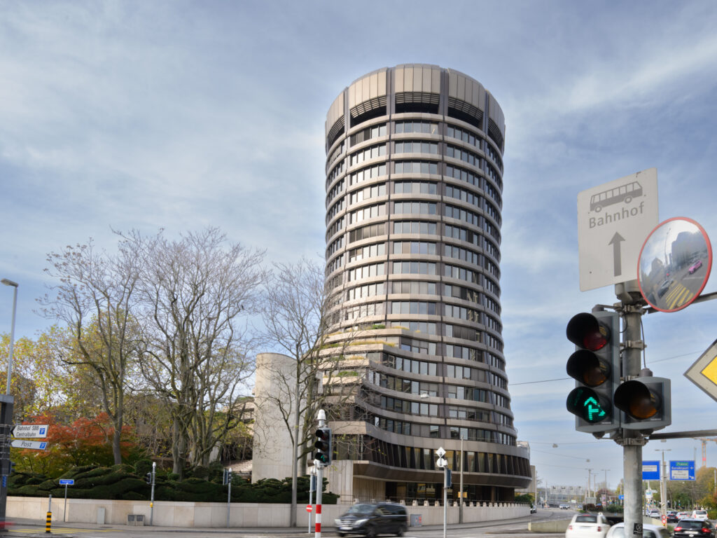 Modernes rundes Buerohochhaus in Basel, Schweiz, Strassenansicht bei Tageslicht