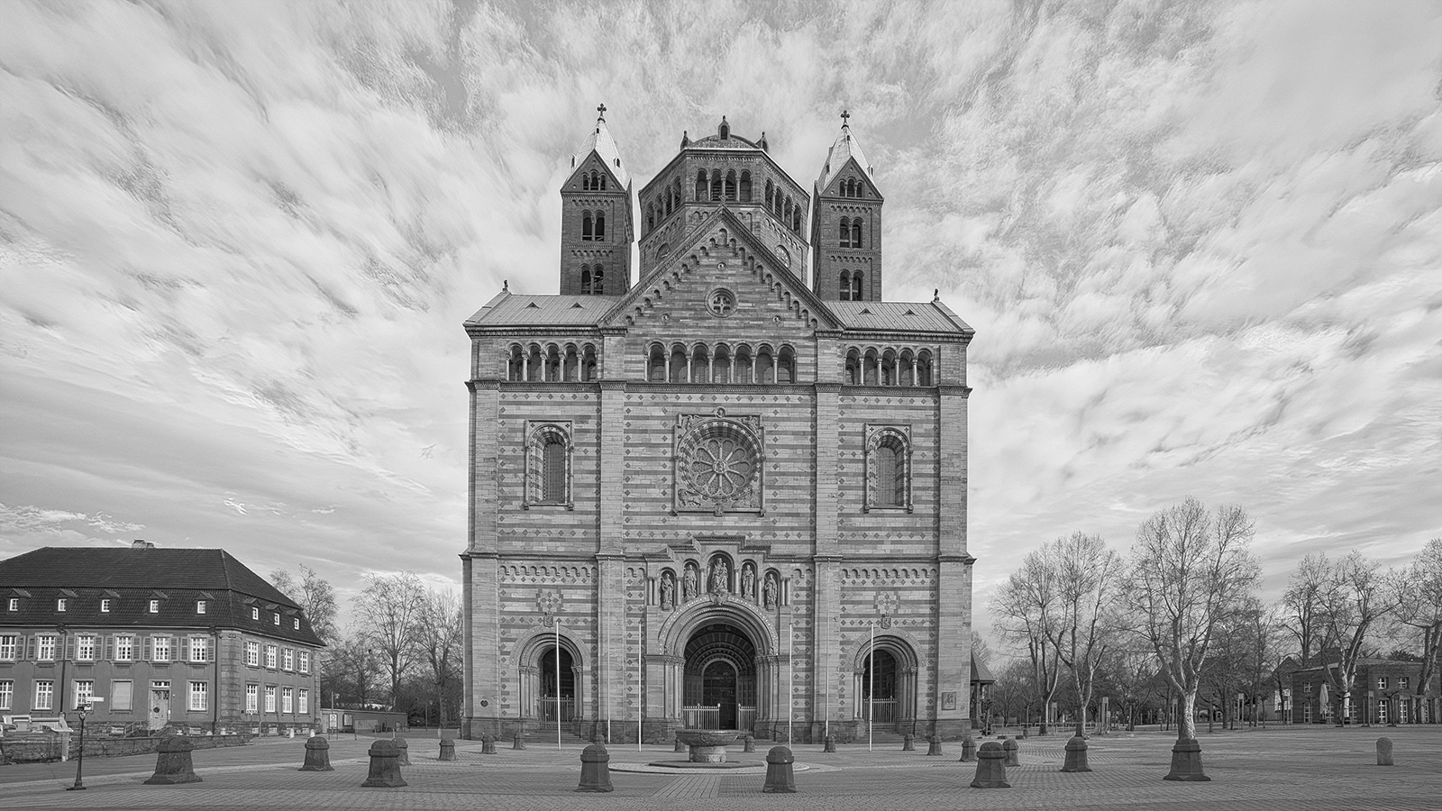 Speyerer Dom, Westfassade in Schwarz-Weiß – Businessfotograf Speyer Ulrich Roth