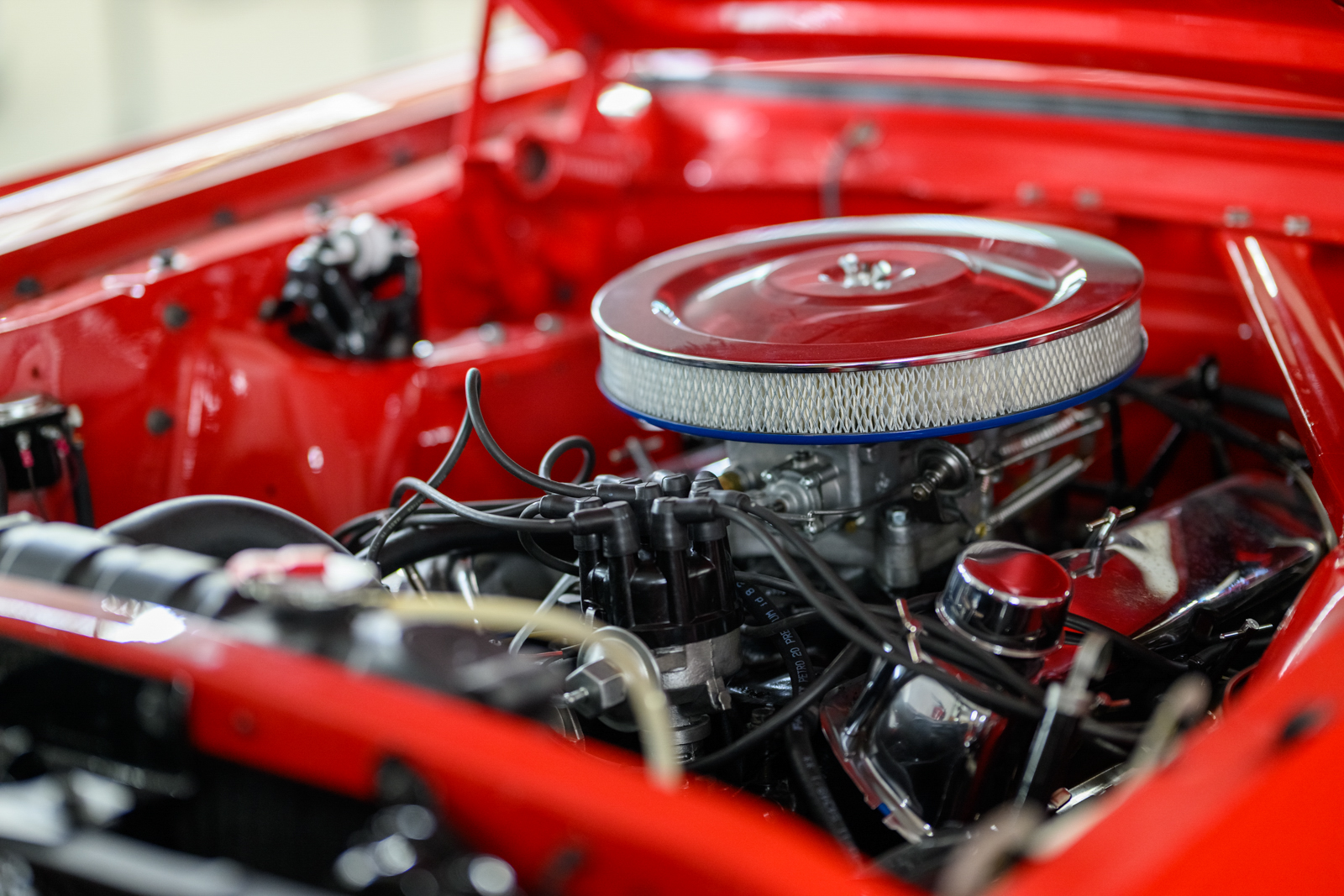 Motorraum eines roten Ford Mustang Oldtimers nach der Restaurierung