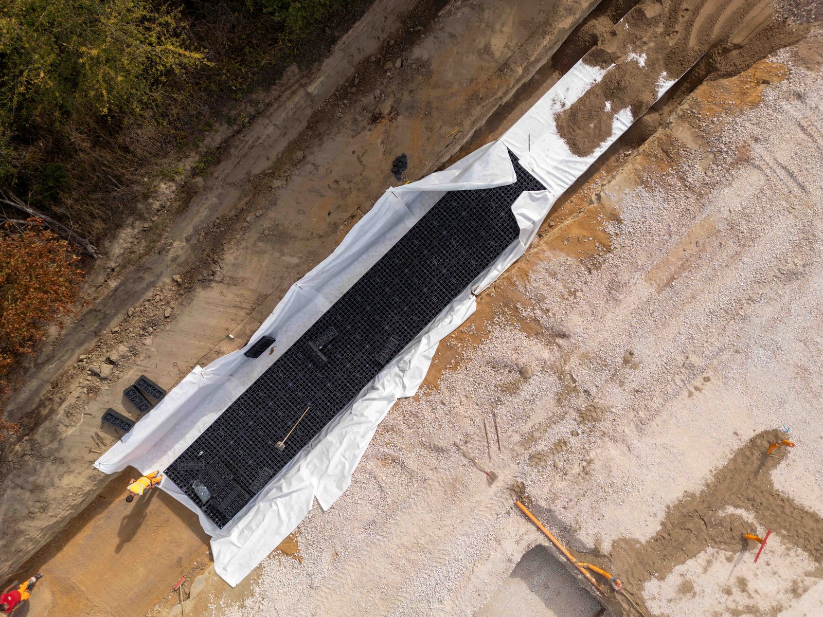Baustellendokumentation für GRAF: Luftbild der langgestreckten EcoBloc-Rigole in der Baugrube in Ingelheim