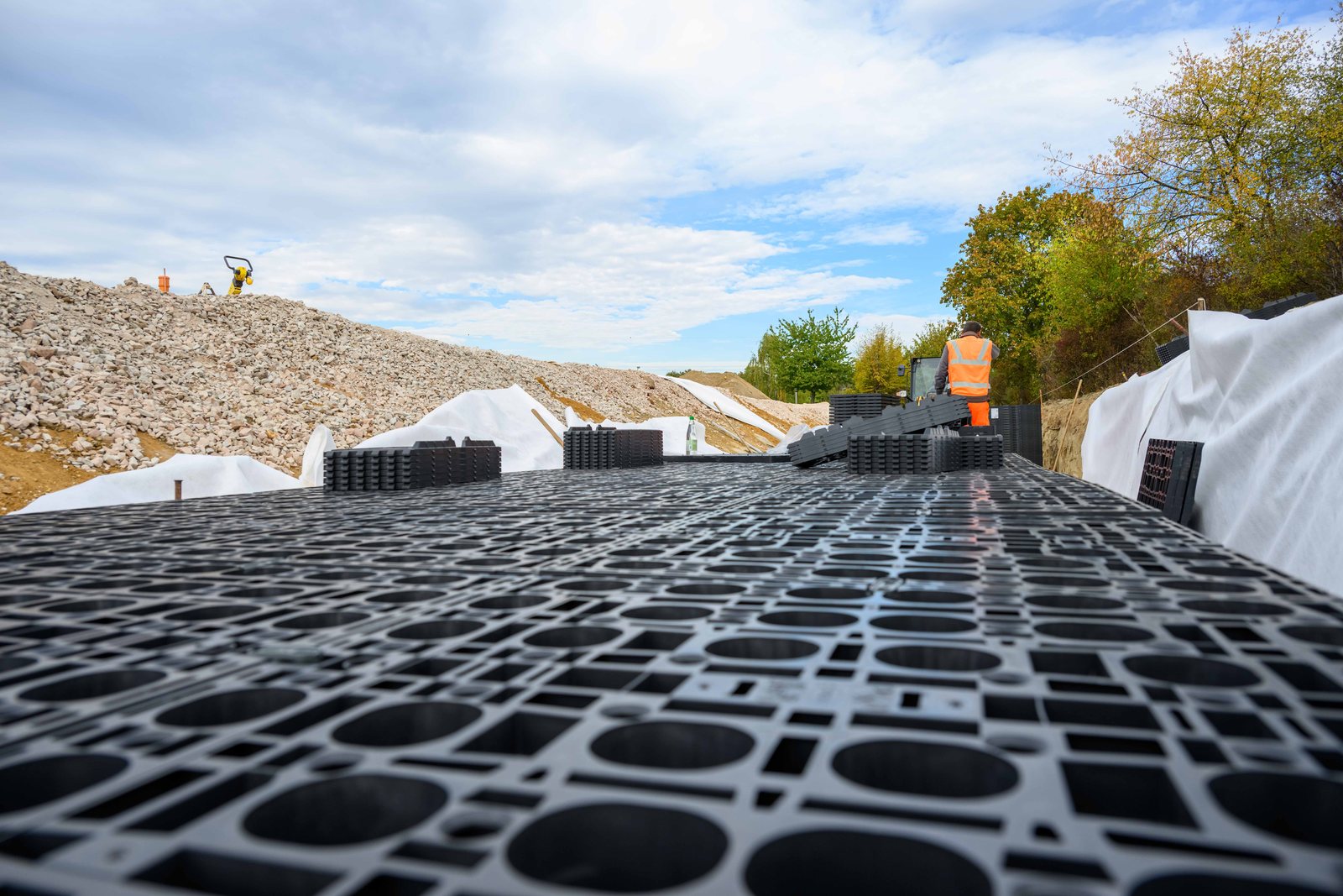 Blick flach über die Oberfläche der verlegten GRAF EcoBloc Module, im Hintergrund die Baustelle