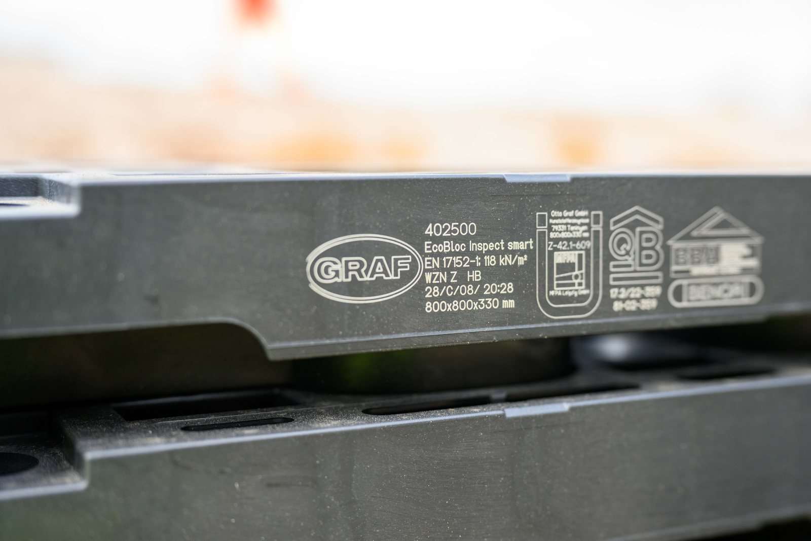 Eingeprägte Kennzeichnung GRAF EcoBloc Inspect smart an einem Speicherblock, Nahaufnahme