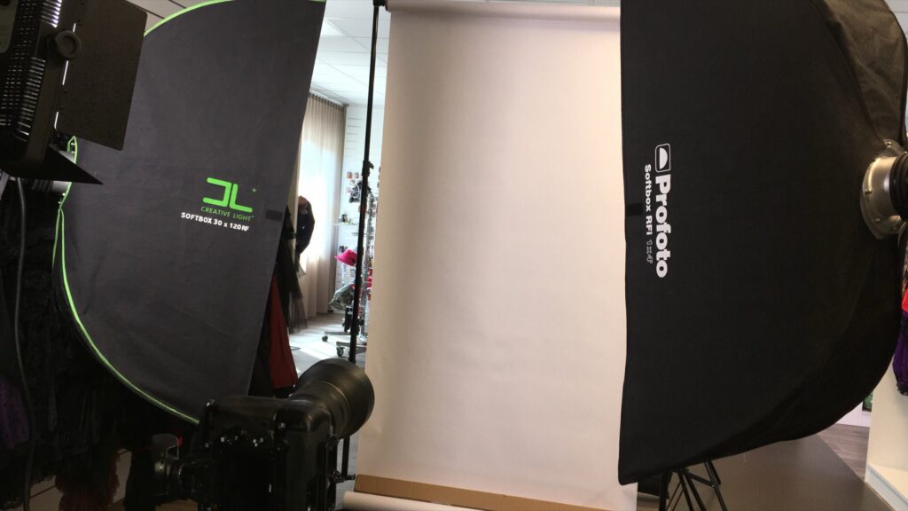 Zwei große Profoto-Softboxen rechts und links, dazwischen weißer Hintergrund und Kamera