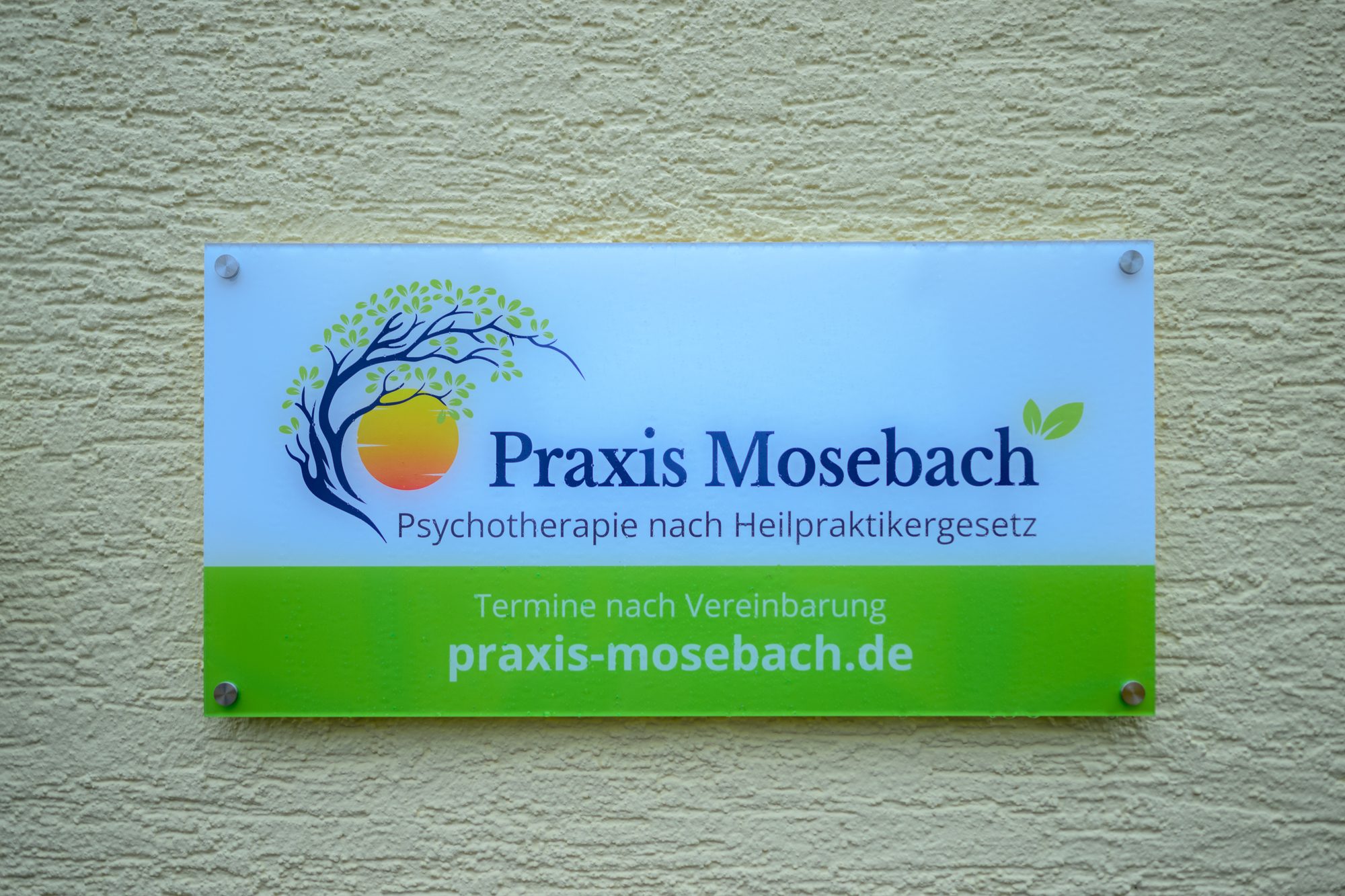 Praxisschild der Praxis Mosebach an der Hausfassade in Schifferstadt