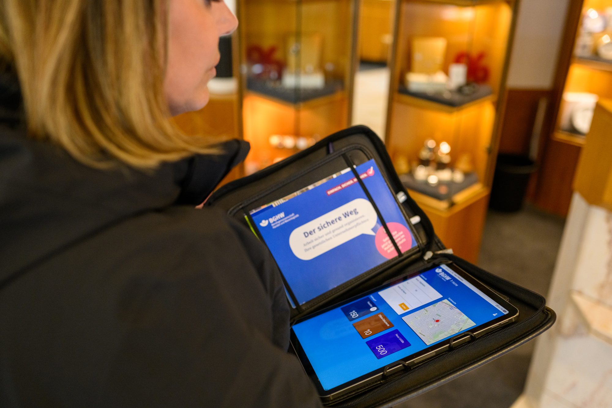 Tablet mit Beratungsunterlagen zur Arbeitssicherheit im Einzelhandel