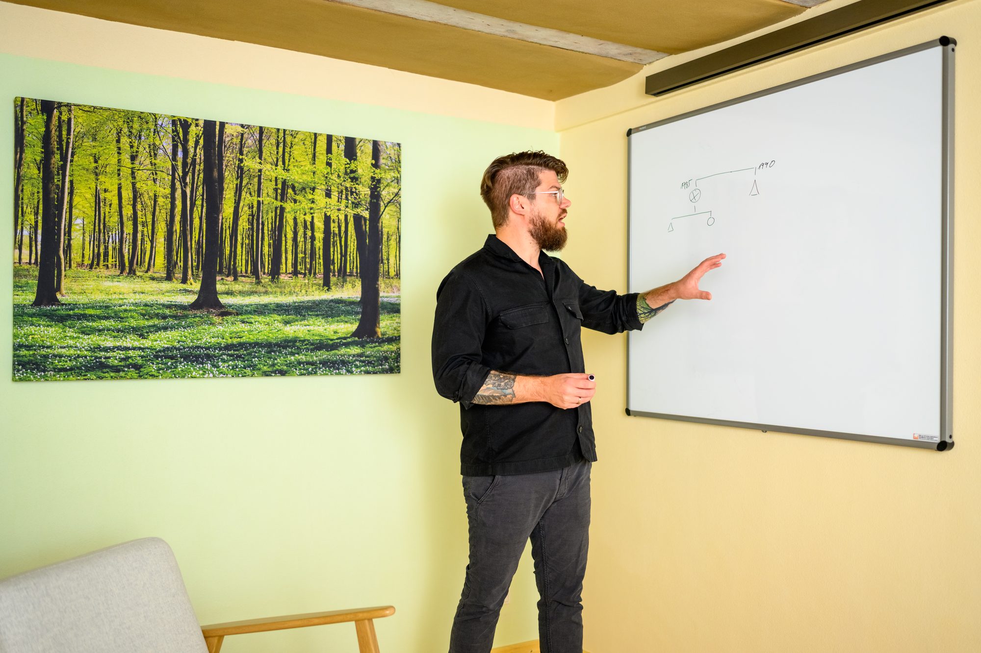Ronny Mosebach zeigt auf eine Skizze am Whiteboard