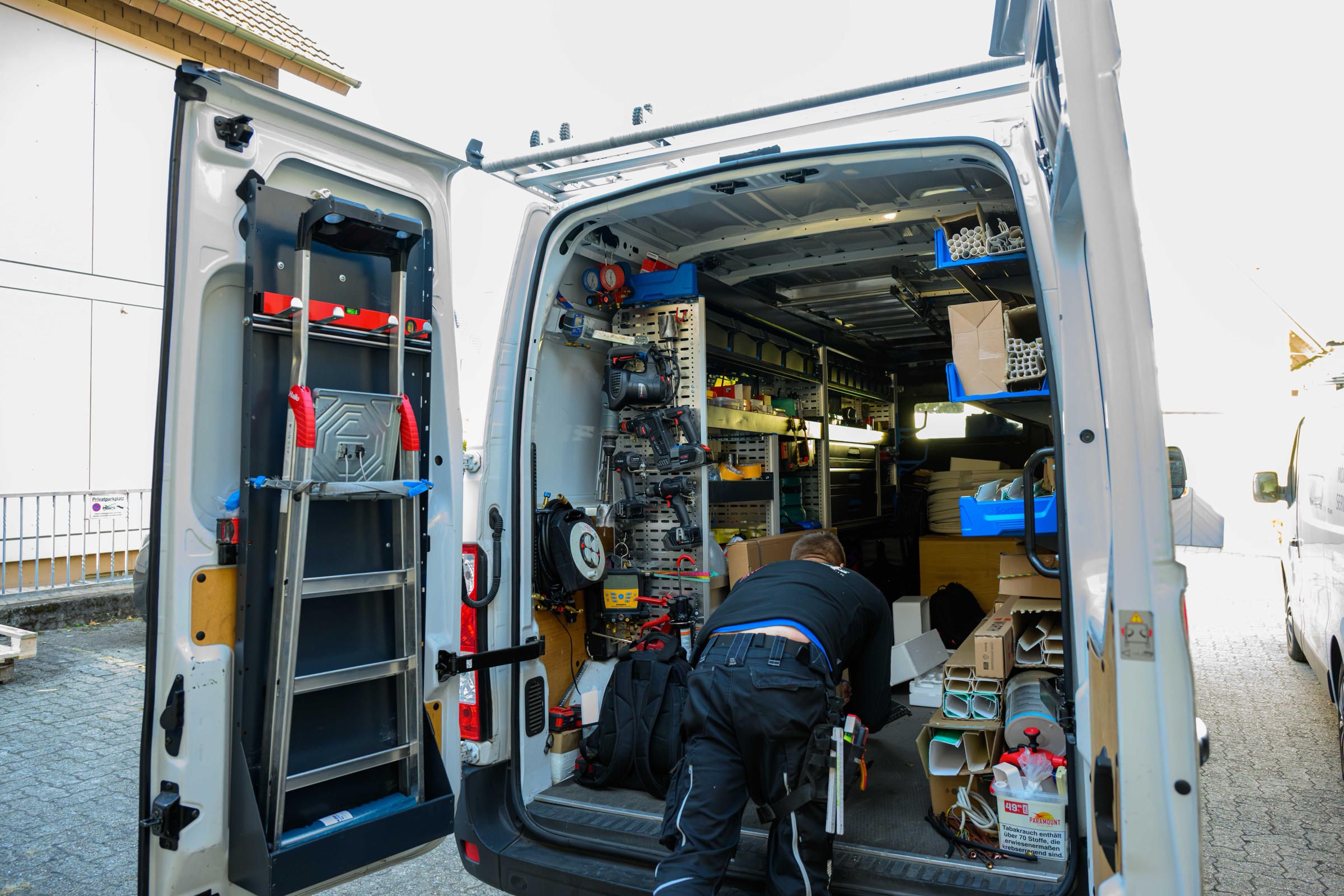 Handwerker holt Werkzeug aus dem Servicefahrzeug – Unternehmensfotografie Karlsruhe