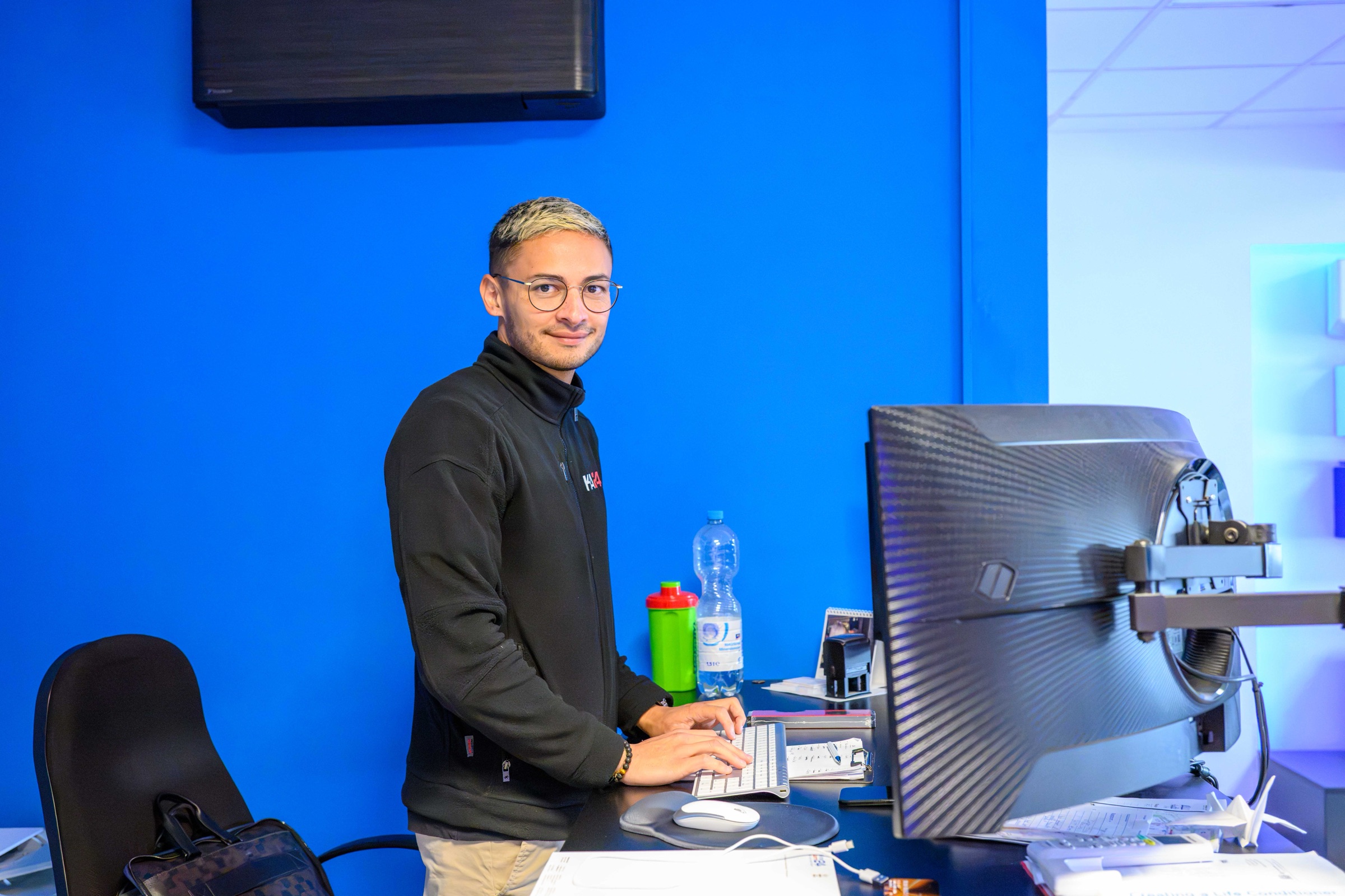 Mitarbeiter am Steharbeitsplatz im Büro – Businessfotos Karlsruhe