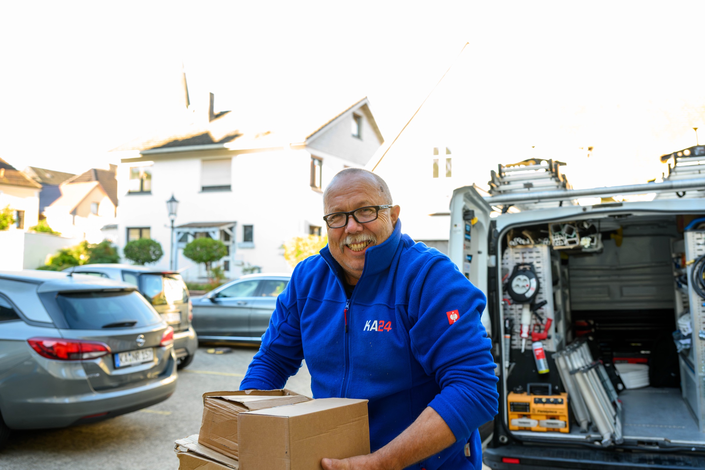Unternehmensfotografie Karlsruhe: Servicetechniker mit Material am Fahrzeug