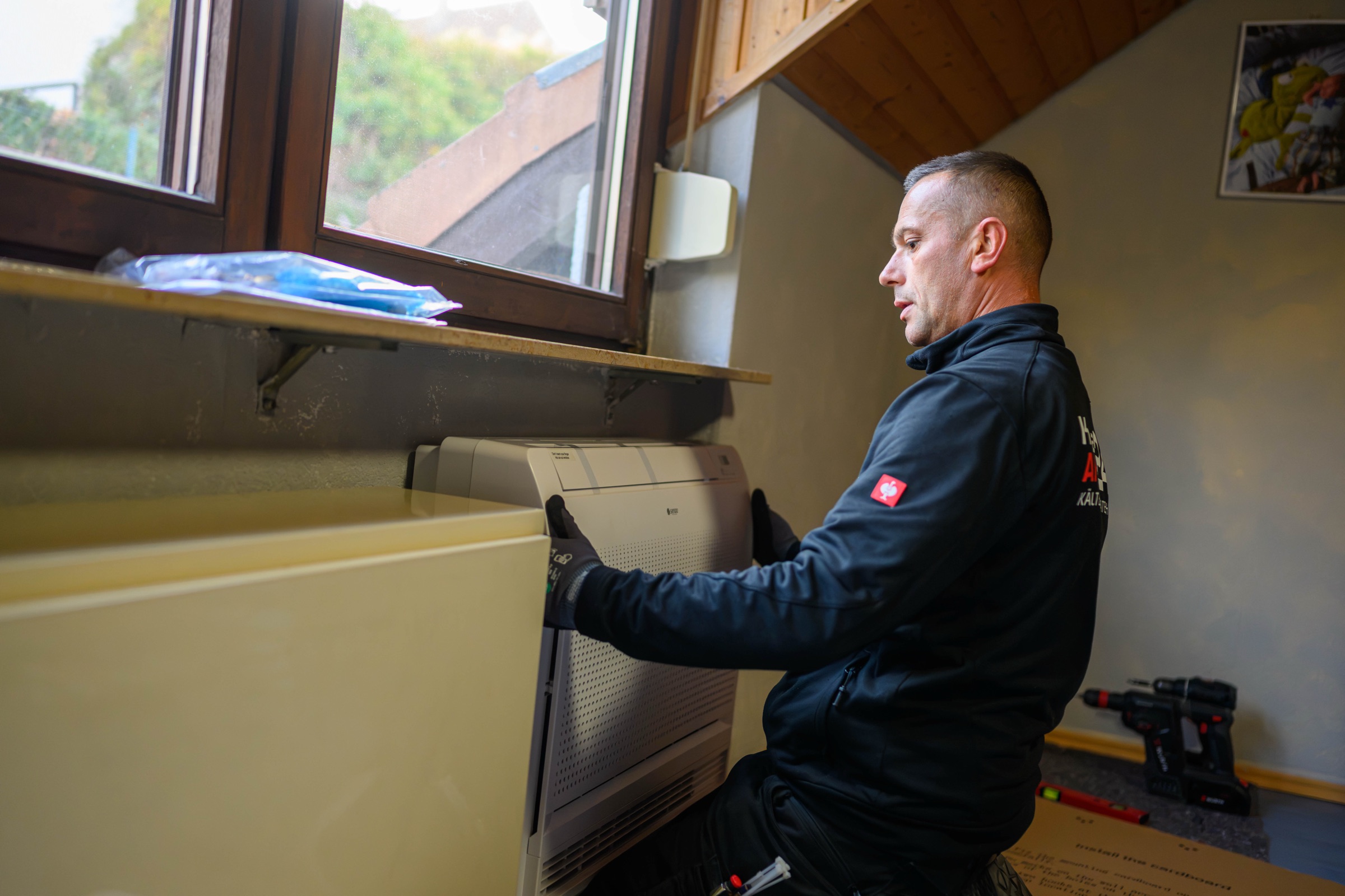 Techniker bei der Arbeit beim Kunden – Mitarbeiterfotos Karlsruhe