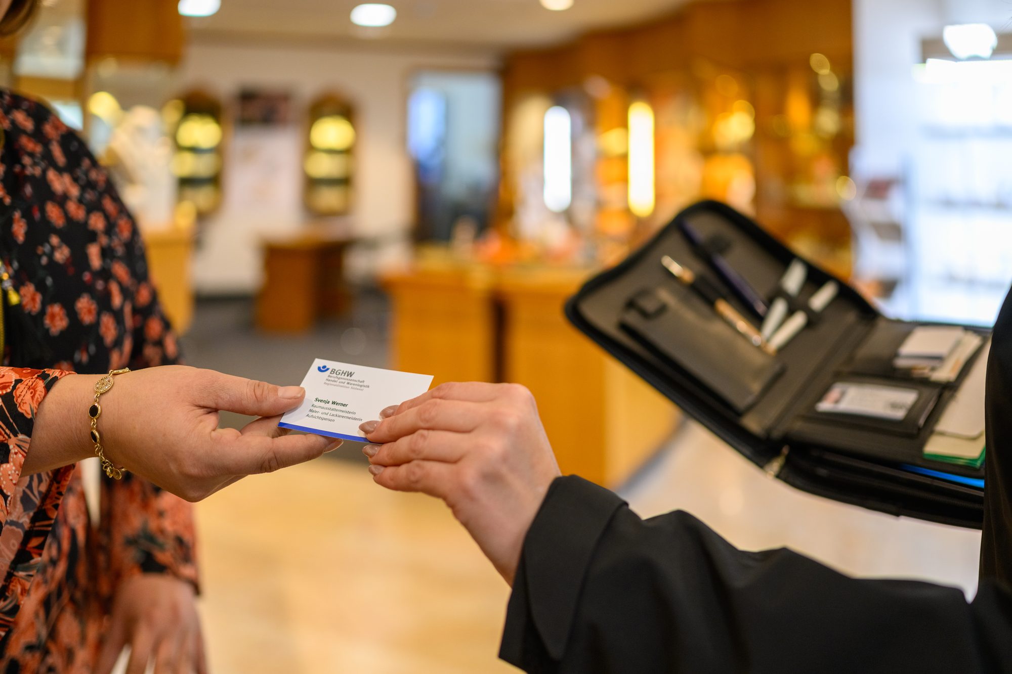 Übergabe einer Visitenkarte zum Abschluss des Beratungstermins